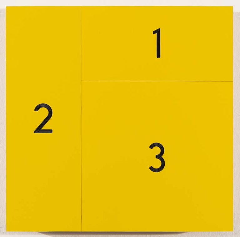Gelbes Quadrat mit den Zahlen 1 2 3 darauf Kunstwerk von Thomas Locher