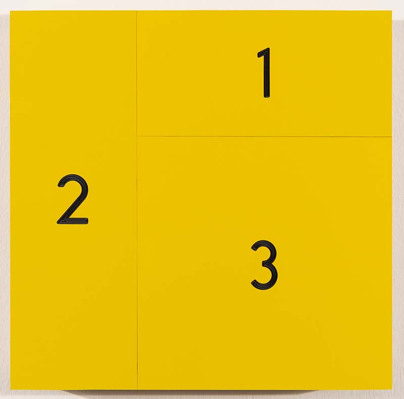 Gelbes Quadrat mit den Zahlen 1 2 3 darauf Kunstwerk von Thomas Locher